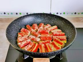 黄油融化后摆入蟹柳。