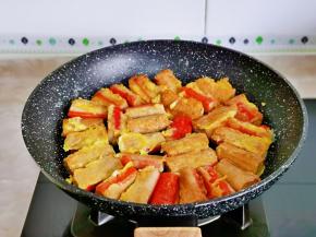 小火煎至两面金黄即可关火。