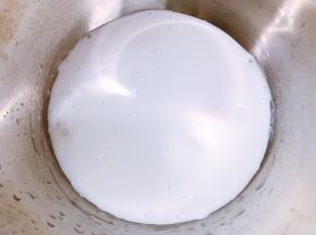 盆里加入椰浆