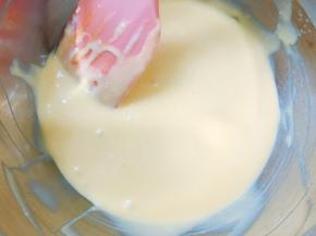 鸡蛋分离，蛋黄加入面糊里拌匀。蛋清放入无油无水无蛋黄的盆里