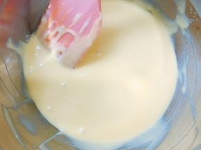 鸡蛋分离，蛋黄加入面糊里拌匀。蛋清放入无油无水无蛋黄的盆里