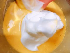 分次把打发好的蛋白跟蛋黄糊用翻拌的手法混合均匀