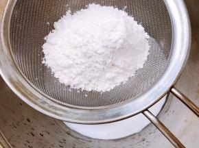 筛入低筋面粉