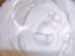 打发至垂直提起打蛋器能拉出不弯的蛋白