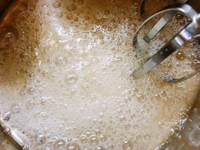 蛋清里一次性加入白糖，打蛋器中高速开始打发