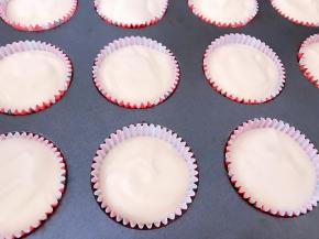 把蛋糕糊装入纸托里八分满
放入预热好的烤箱中层先110度烤30分钟，再转140度烤30分钟表面金黄即可