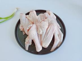 鸭翅用镊子把杂毛清除干净。