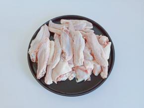 鸭翅从关节处切开,清水浸泡出杂质。