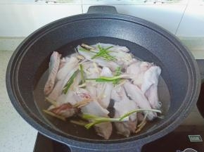 鸭翅冷水放入帝伯朗锅里焯水，放葱段、生姜丝。