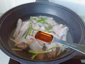 放两勺料酒去腥。