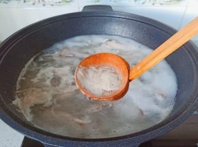 开大火焯水五分钟，焯水期间把沫子撇出去，焯水过后的鸭翅清洗干净，控干水份备用。