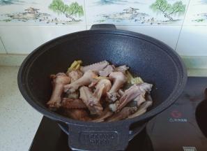 热锅凉油下生姜丝炒一下再放入鸭翅翻炒。