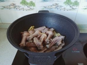 热锅凉油下生姜丝炒一下再放入鸭翅翻炒。