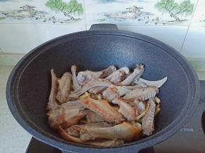 翻炒到鸭翅两面微黄。