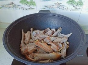 翻炒到鸭翅两面微黄。