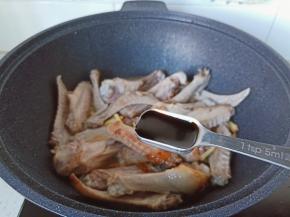 加老抽调色，蚝油提鲜，口味重的可以加点盐。