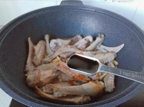 加老抽调色，蚝油提鲜，口味重的可以加点盐。