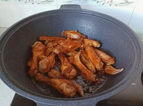 将酱料裹满鸭翅，翻炒均匀。