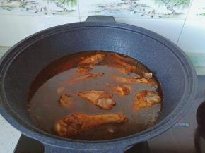 放适量的热水入锅，喜欢辣的可以加点辣椒段，开大火煮开，中火炖30分钟左右【这款帝伯朗锅有微压功能，所以平时红烧或者炖汤都可以加速炖煮时间，做美食特别方便】