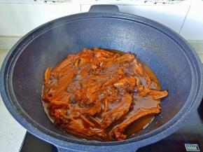 炖到汤汁差不多时开大火收汁。