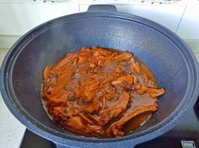 炖到汤汁差不多时开大火收汁。