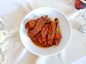 浓油赤酱的鸭翅出锅了，下饭菜是一绝！无论是作为下酒菜或者是追剧小零食都是相当地不错！