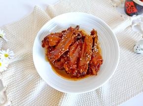 浓油赤酱的鸭翅出锅了，下饭菜是一绝！无论是作为下酒菜或者是追剧小零食都是相当地不错！