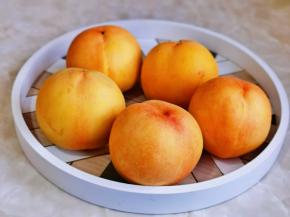 首先将黄桃冷水冲洗，毛毛搓干净。