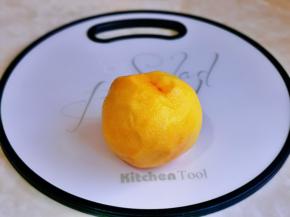 再用削皮刀把桃皮削掉。