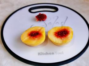 对半切开，去掉核。