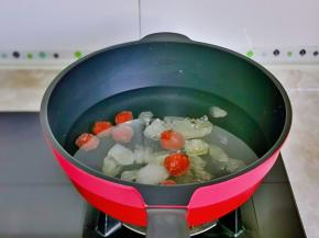 首先将冰糖，话梅放入锅中。