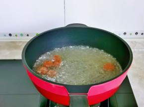 烧开转小火至冰糖融化。