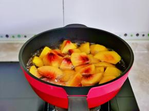 再加入切好的黄桃。