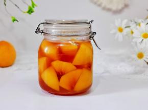 趁热装入消过毒的玻璃密封罐中，晾凉。