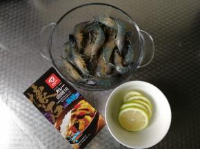 虾买回后剪去虾须，清洗干净沥干水分备用。青柠檬用盐搓洗干净，切薄片备用。