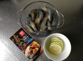 虾买回后剪去虾须，清洗干净沥干水分备用。青柠檬用盐搓洗干净，切薄片备用。