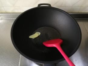 干净不粘锅中，倒入玉米油，开大火将油烧热，下姜片爆香。