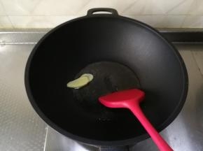 干净不粘锅中，倒入玉米油，开大火将油烧热，下姜片爆香。