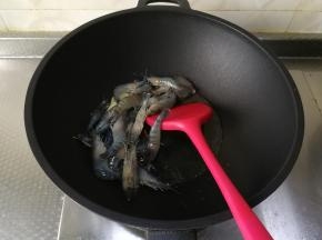 倒入虾，开始翻炒。