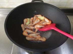翻炒到虾基本变色。