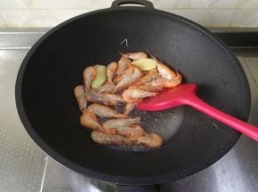 翻炒到虾基本变色。