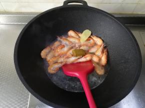 然后倒入小半碗清水，再加入一小块原味咖喱，小朋友要吃，所以用原味合适哦！