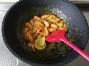 煮到入味，大火将汤汁收一下，收到浓稠即可！装盘，趁热吃！