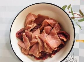 里脊肉洗净切成1元硬币厚度的的大片备用！