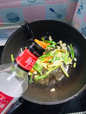 1勺生抽炒匀！