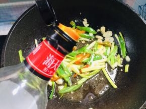 1勺生抽炒匀！
