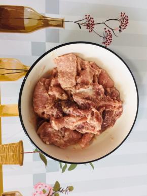 加入少许盐，1勺料酒，1大勺土豆淀粉，少许的水抓匀！