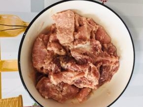 加入少许盐，1勺料酒，1大勺土豆淀粉，少许的水抓匀！