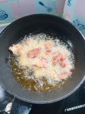 油温七成热放入腌制好的里脊肉片，中火慢炸！