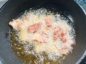 油温七成热放入腌制好的里脊肉片，中火慢炸！